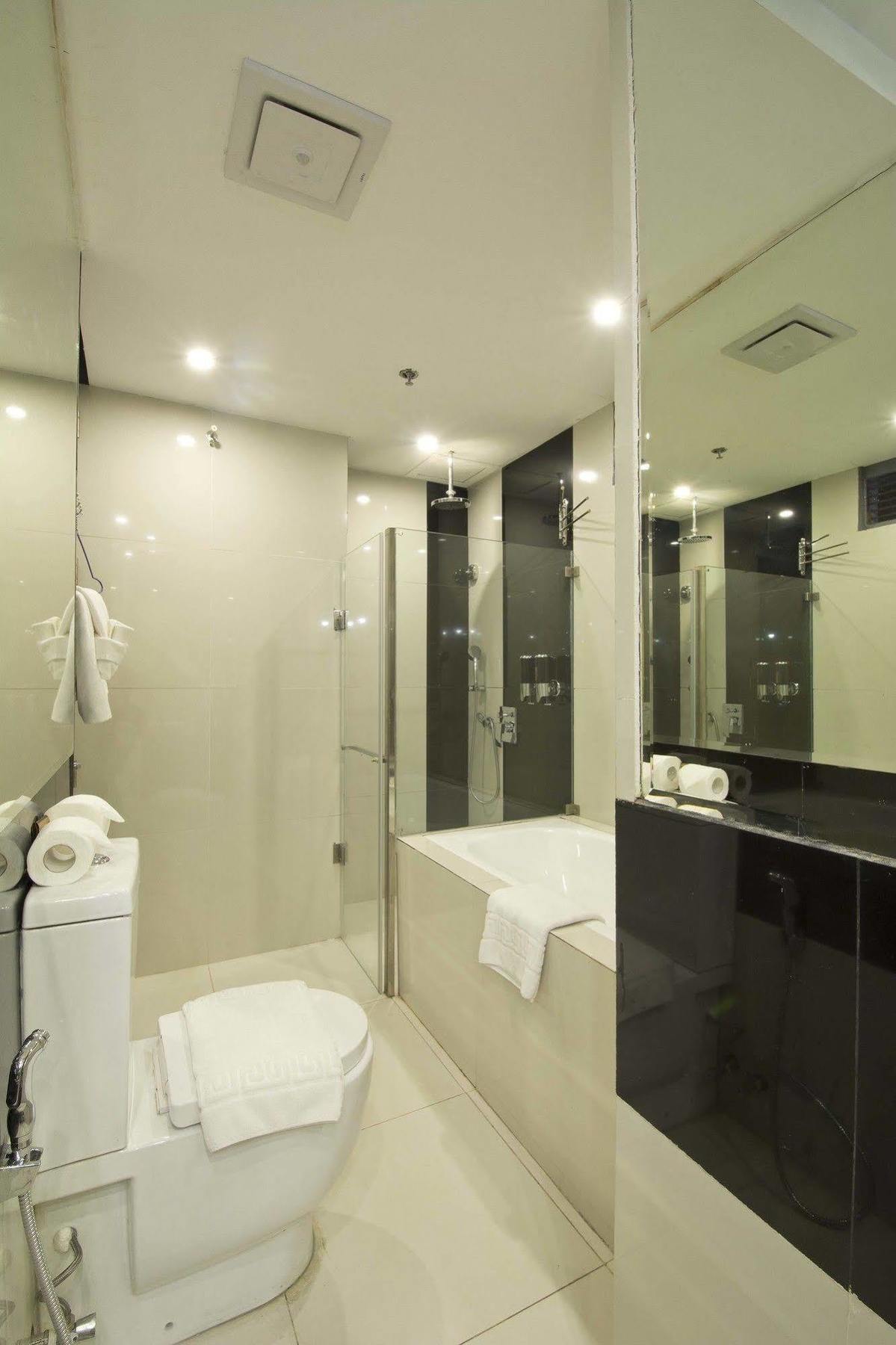 Hive Hotel Quezon City Esterno foto