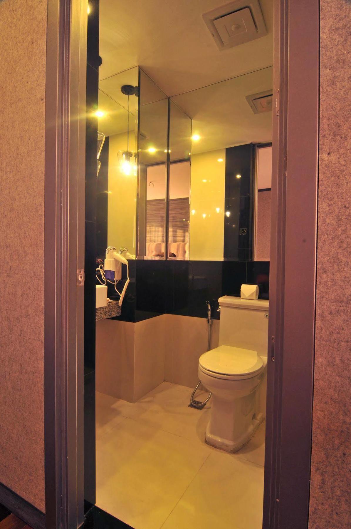Hive Hotel Quezon City Esterno foto