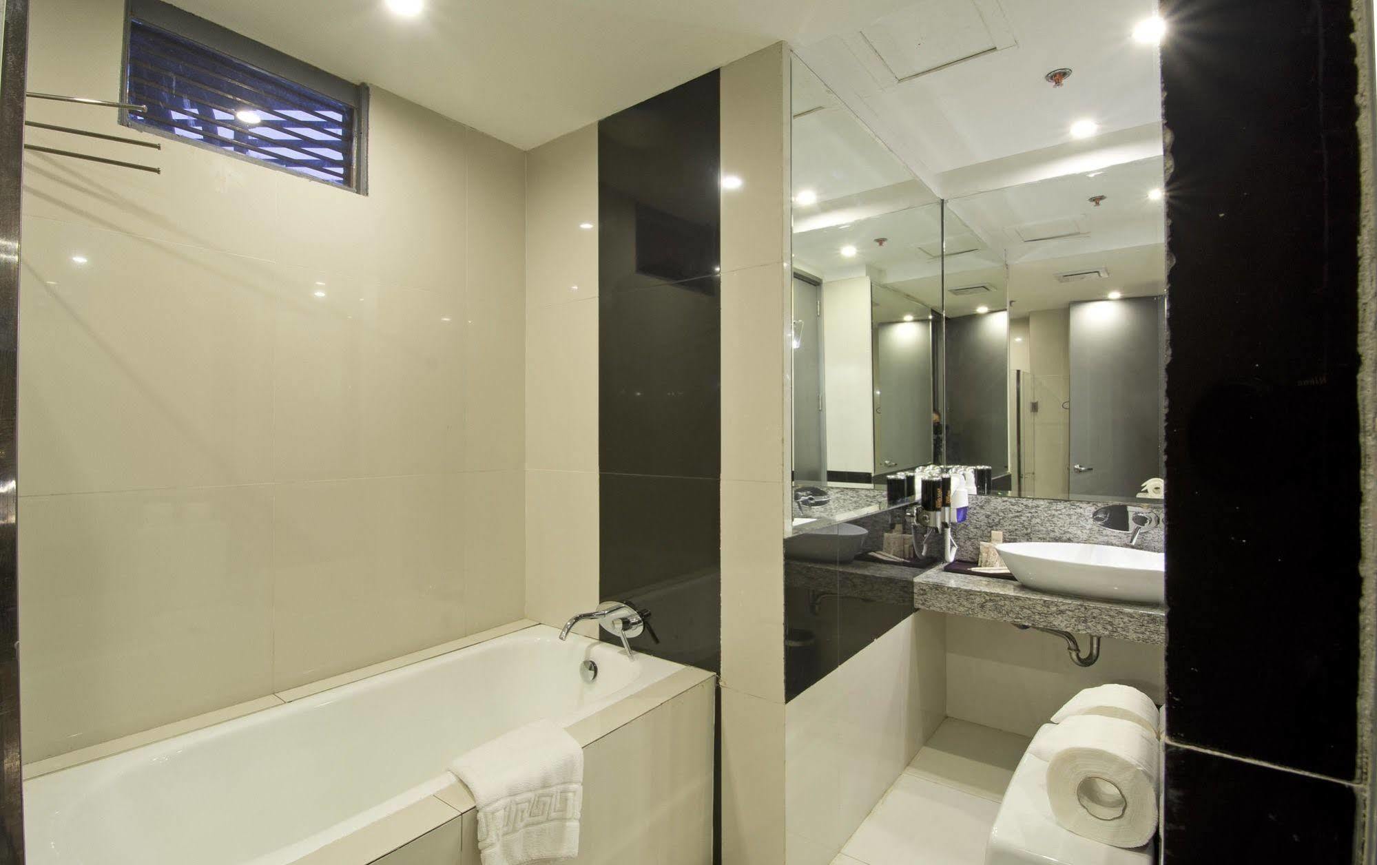 Hive Hotel Quezon City Esterno foto