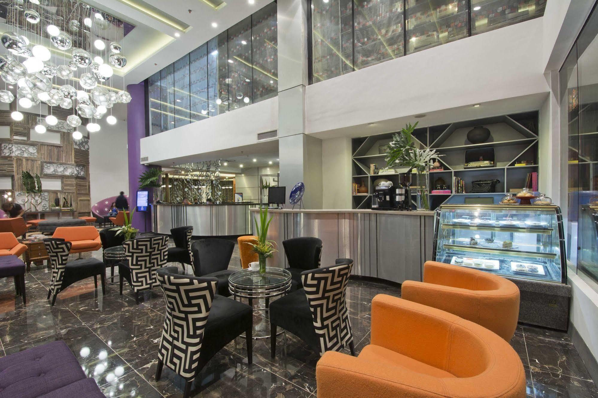 Hive Hotel Quezon City Esterno foto