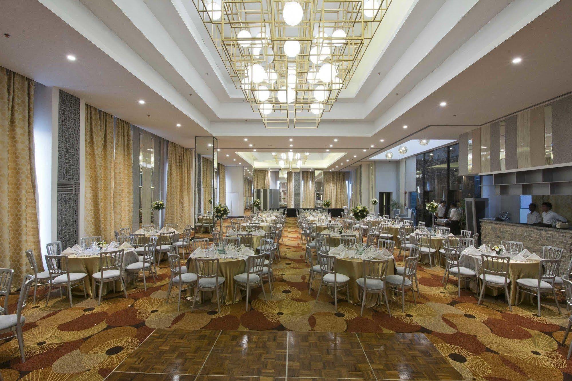 Hive Hotel Quezon City Esterno foto